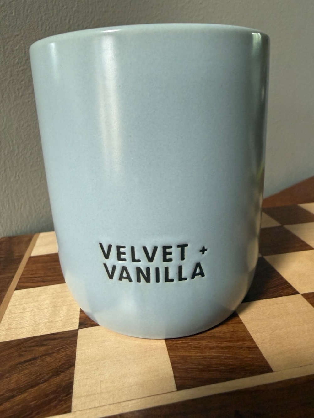 Bellevue Luxury Velvet + Vanilla 10 oz Soy Blend Candle Blue Ceramic New